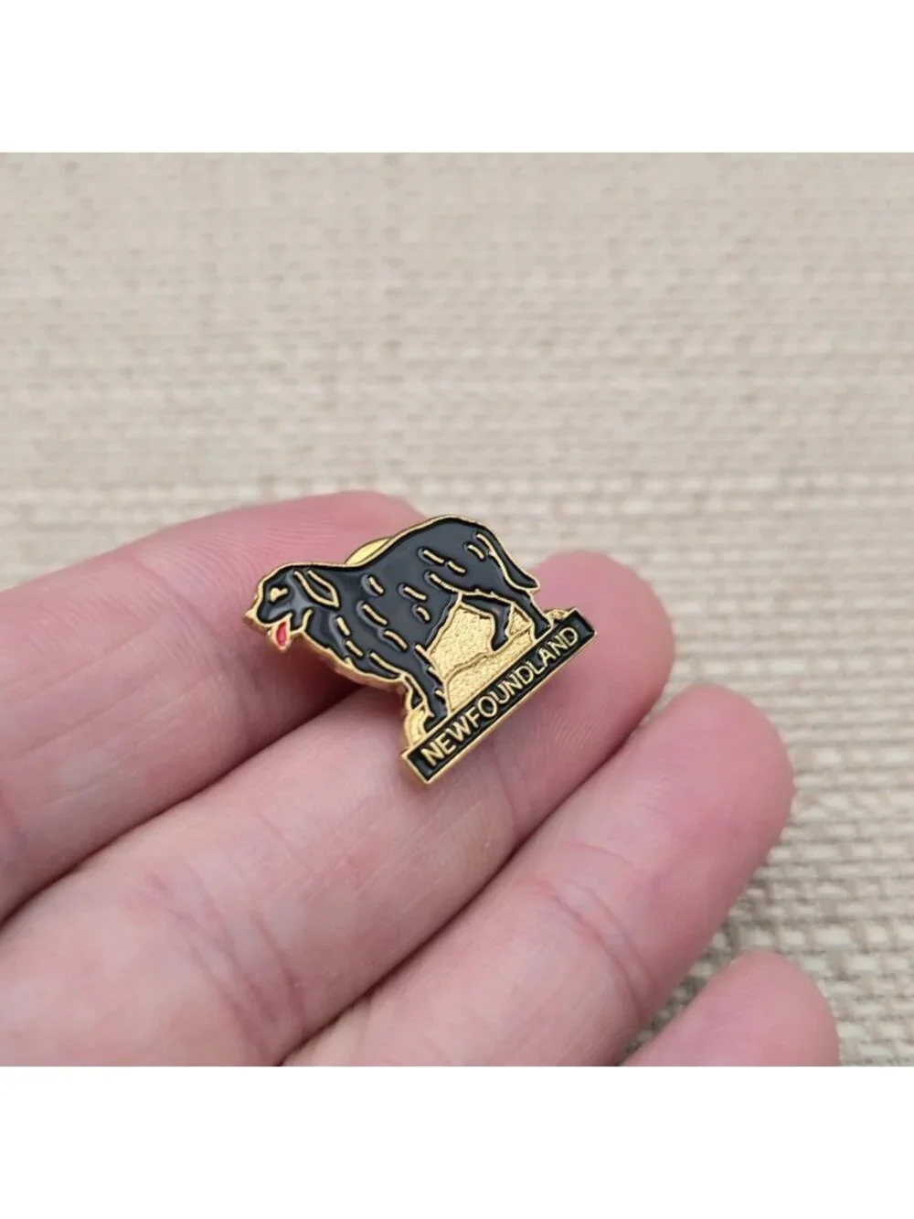 Vintage Gold Tone Black Newfoundland Dog Breed Souvenir Enamel Lapel Pin A8463